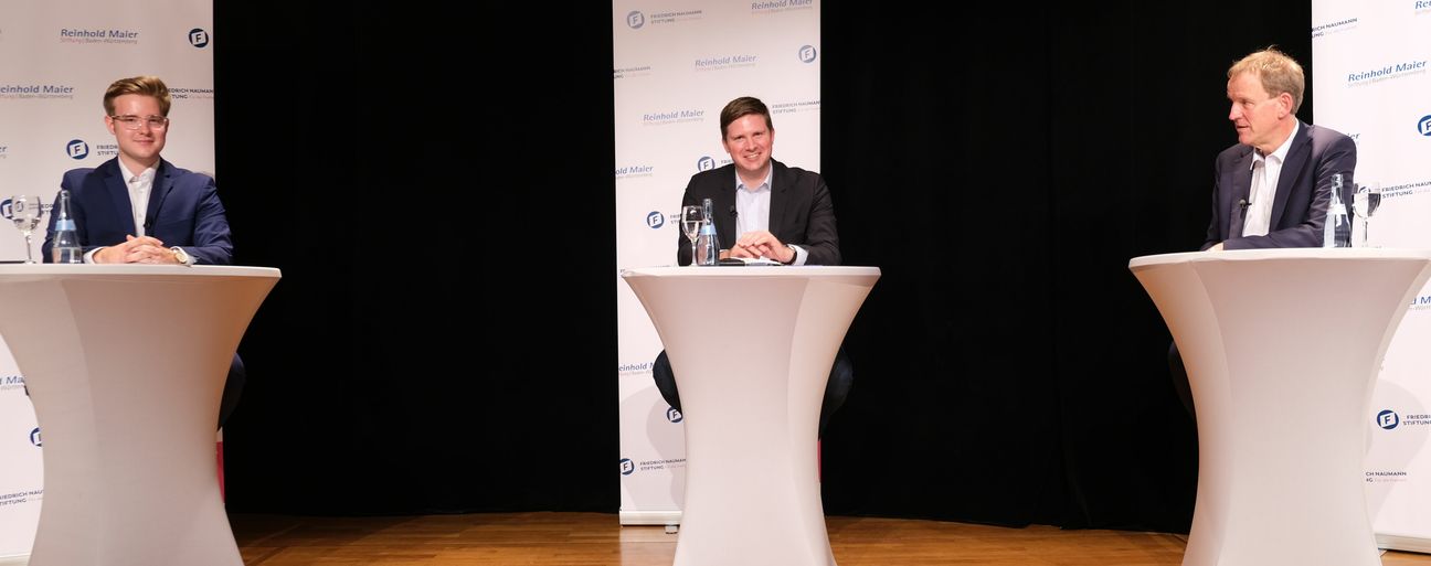 Moderator Maximilian Reinhardt, der Parlamentarische Geschäftsführer und finanzpolitische Sprecher der FDP im Bundestag, Dr. Florian Toncar, und Finanz-Professor Hans-Peter Burghof. Bilder: Reichert
