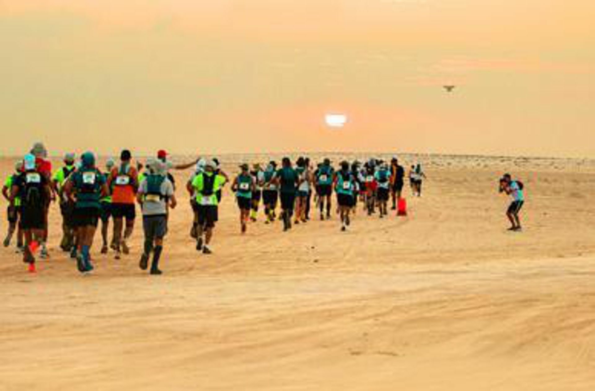 Im Morgengrauen geht es los: Die einen laufen 50 Kilometer, die anderen sogar 100 Kilometer durch die Wüste.
Foto: