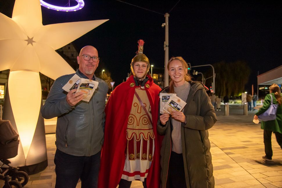 Christoph Rohr (Vorstandsvorsitzender Gerwerbeforum) und Dennis Hurlin und Kira Morgan vom Stadtmarketing verteilen Martinsgänse. Bild: Nüßle
