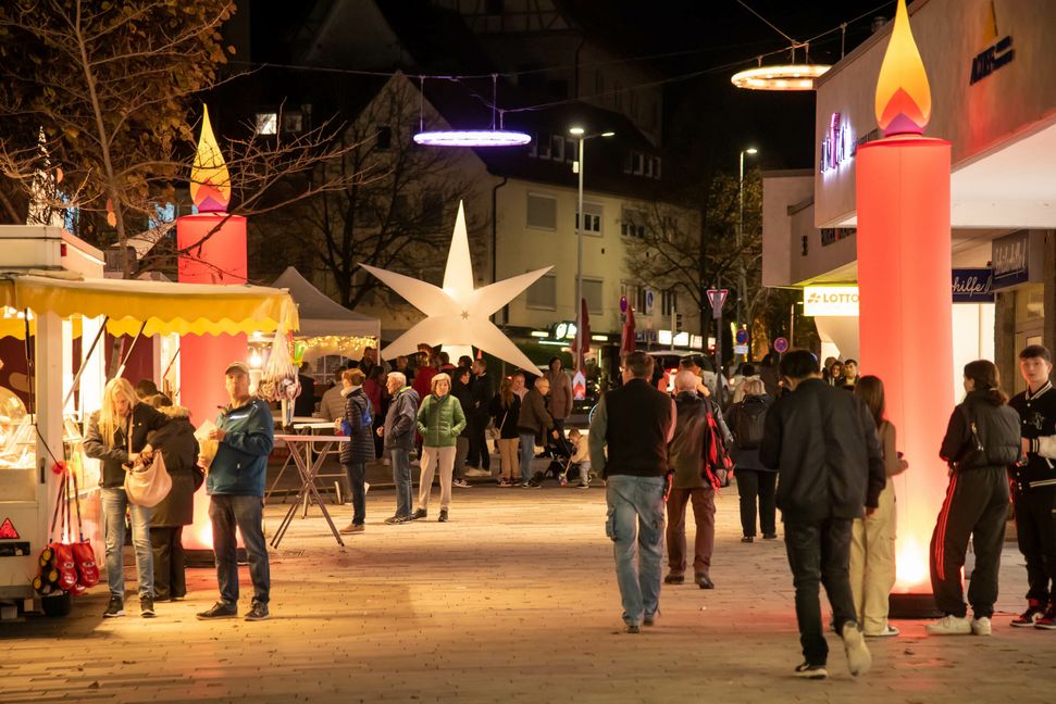 Ein Hauch von Advent dank der Lichtinstallationen. Bild: Nüßle