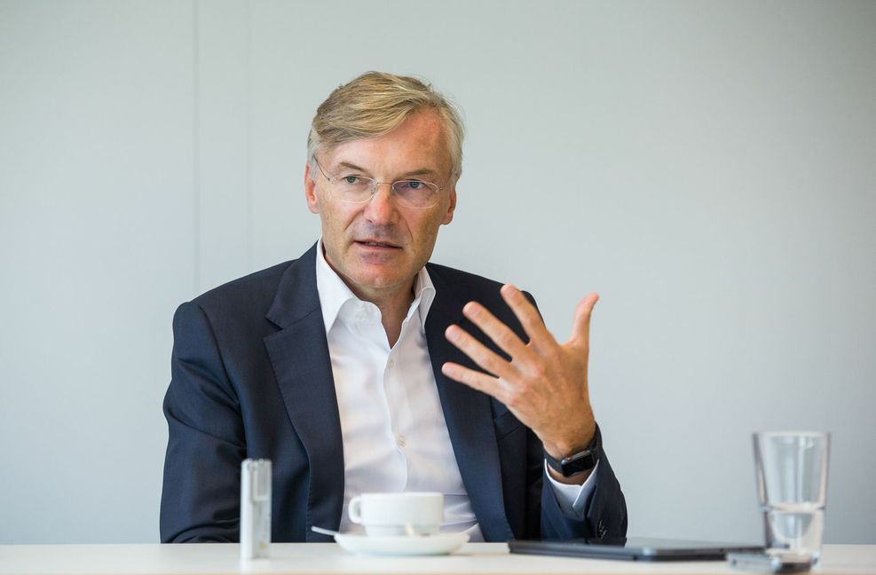 Für Zulieferer, die sich auf den Verbrennungsmotor spezialisiert haben, wird es außerordentlich schwierig, befürchtet ZF-Chef Wolf-Henning Scheider. 
Foto:Lichtgut/Leif Piechowski