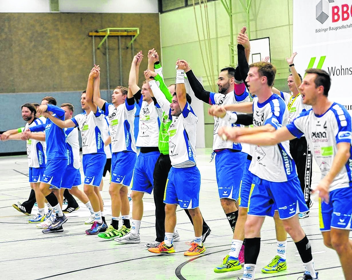 Lassen sich zu Recht für eine engagierte Leistung feiern: Die Handballer der HSG Böblingen/Sindelfingen haben mit dem 31:25-Heimsieg gegen die SG BBM Bietigheim 2 die richtige Antwort auf die zuletzt erlittenen beiden Niederlagen gegeben. Bild: automotorart