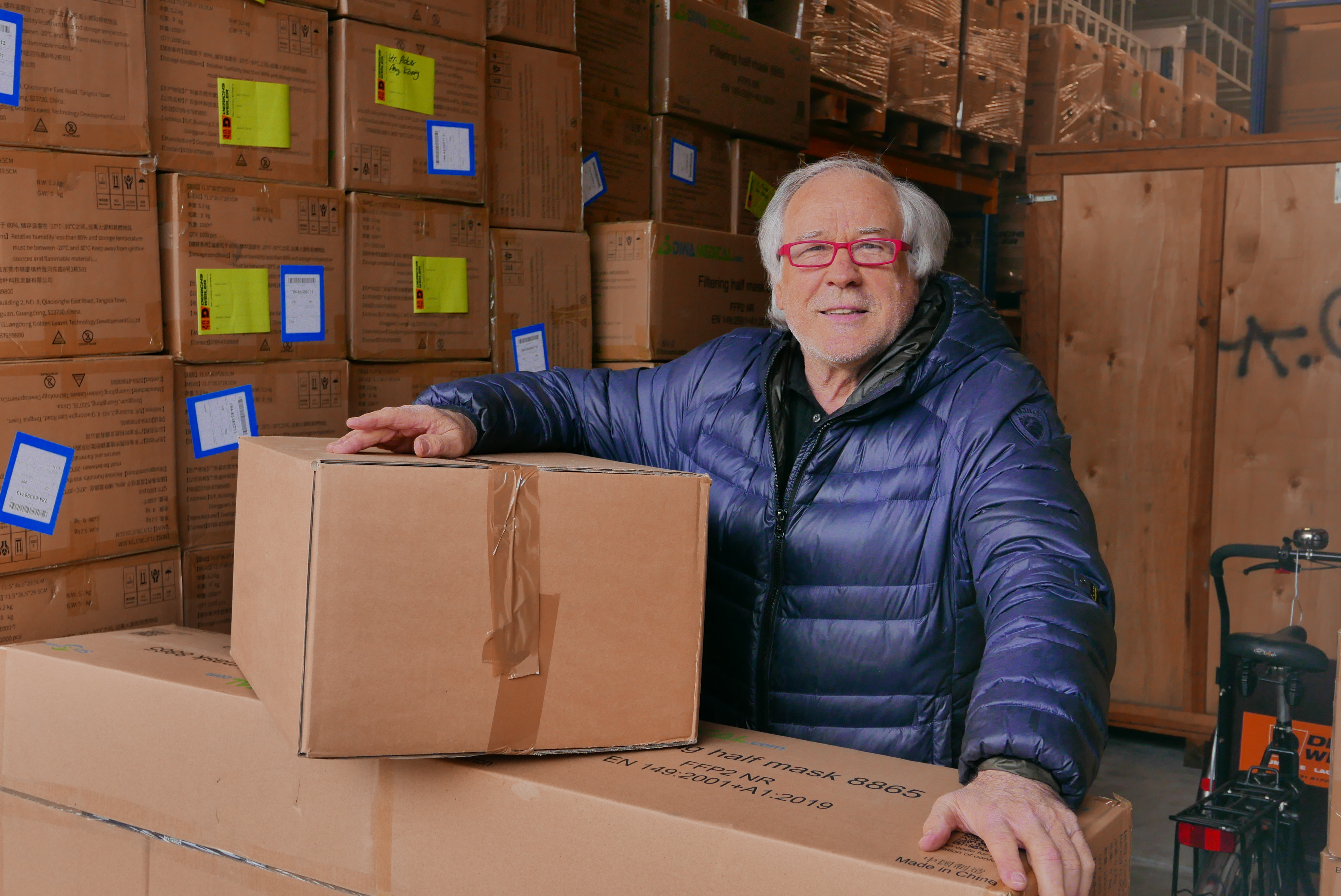 Kartons über Kartons: Bis zu 100 000 Antigen-Schnelltests liefert der Sindelfinger Importeur Benrd Picker pro Woche aus. Bild: Jung