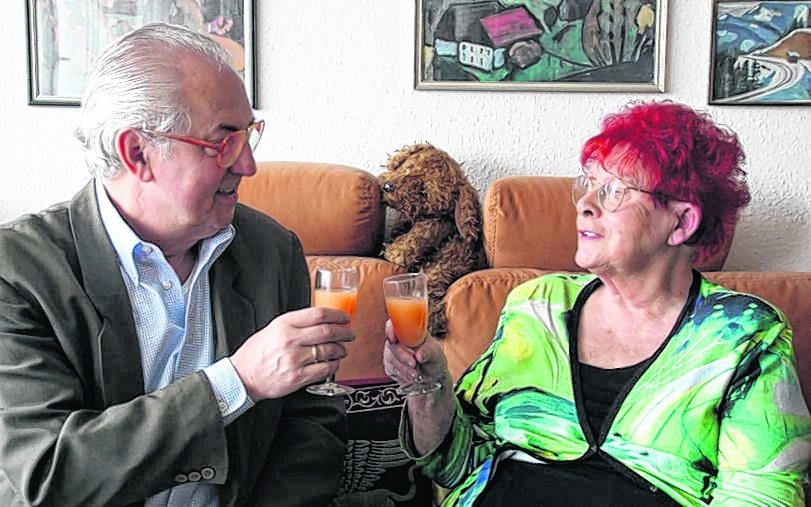 Cin cin – mit einem Gläschen Bellini, dem Kult-Cocktail aus Venedig, dürfen Antonio Cini und Anneliese Schlemper auf das Jubiläum schon anstoßen. Bild: Jung
