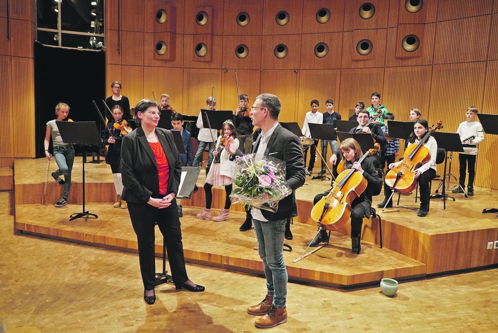Beim Fachbereichskonzert der Streicher im Odeon überreicht SMTT-Leiter Markus Nau der langjährigen Fachbereichsleiterin Nicole Amann-Gessinger zum Abschied einen Blumenstrauß. Bild: Heiden