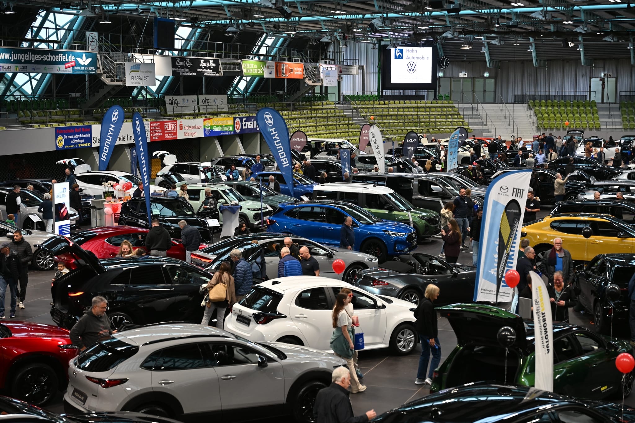 Blick in den Glaspalast auf die Ausstellungsfläche im Innenraum der Laufbahn. Gezeigt werden über 20 Automarken. Bild: Reichert