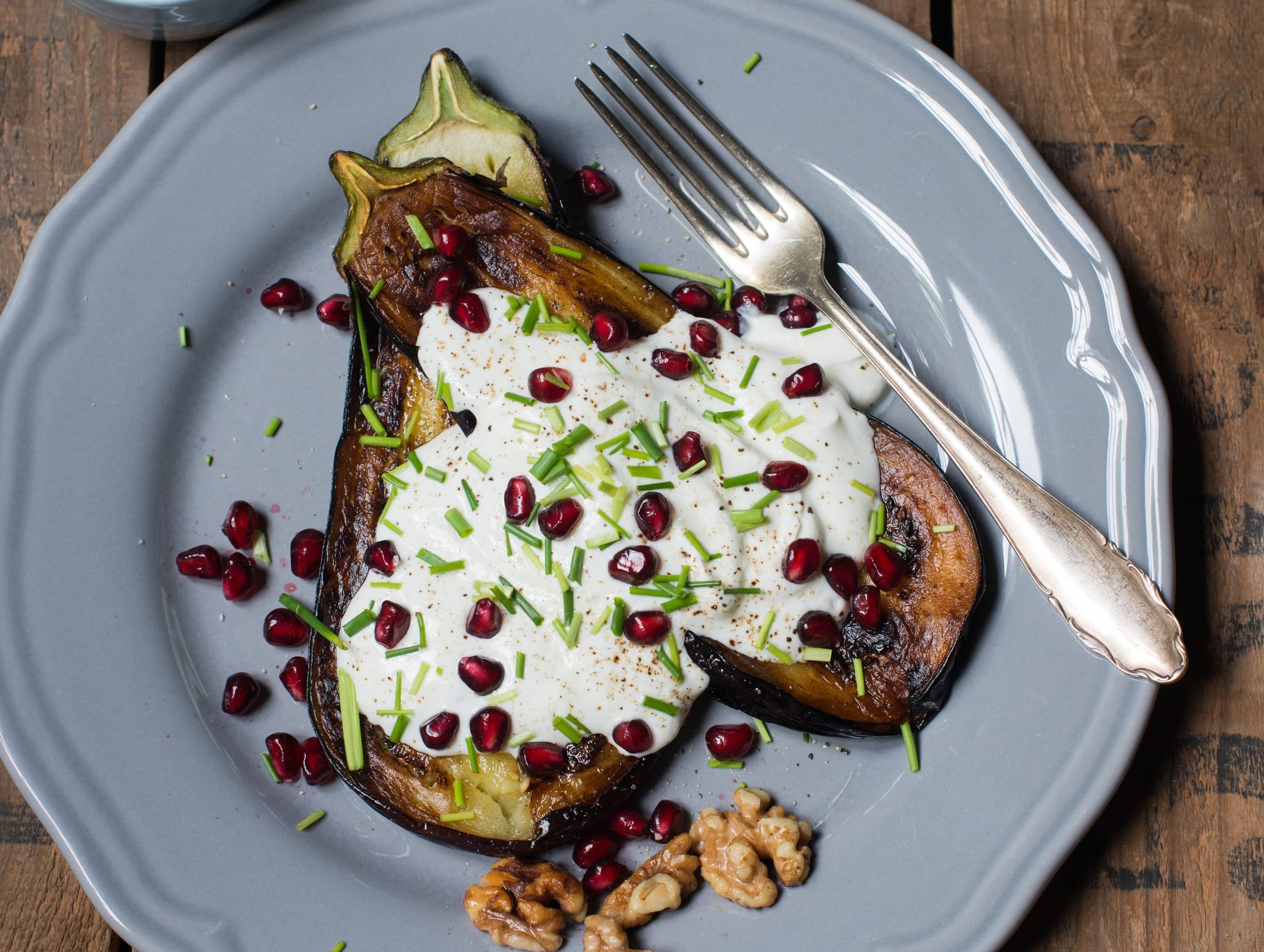 Mehr als eine Beilage: Gegrillte Aubergine mit Joghurtsauce, Walnüssen, Granatapfelkernen und Schnittlauch.