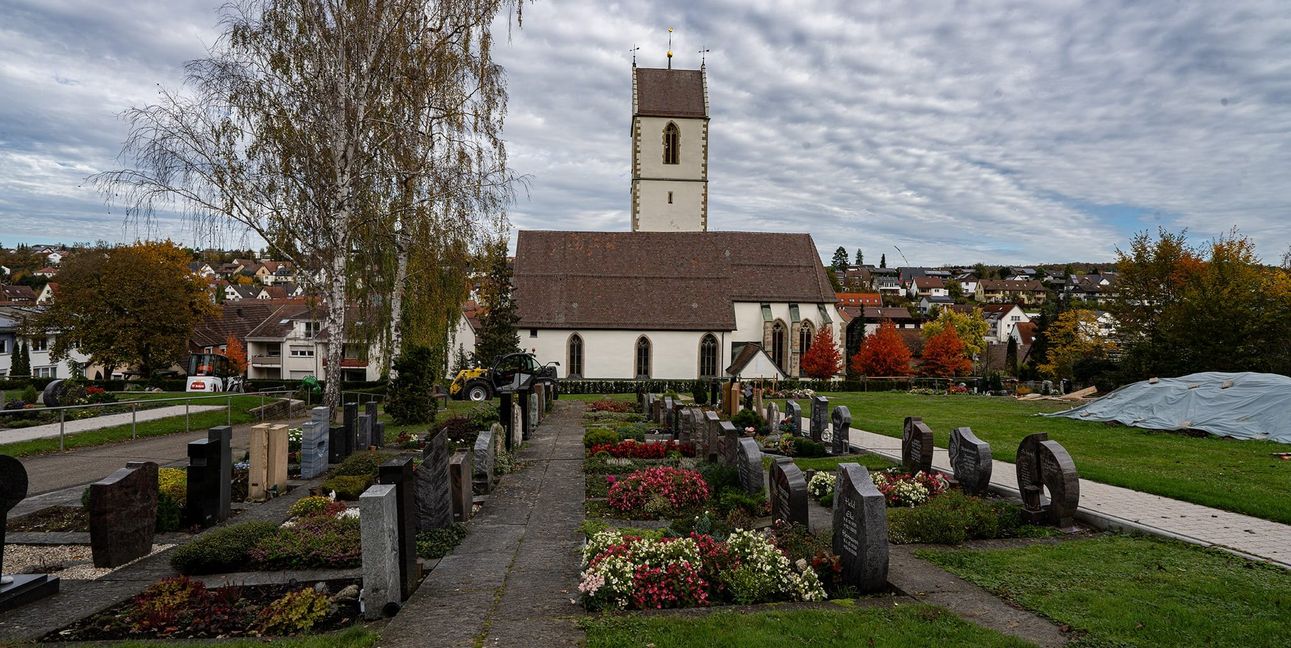 Auf dem Friedhof in Aidlingen sollen Wege instandgesetzt werden.