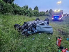 Der Audi blieb nach dem Unfall auf dem Dach liegen.