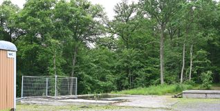 Bäume im Umkreis von 30 Meter, die schon 30 Meter hoch oder höher sind, oder solche, die bald 30 Meter hoch werden könnten, müssen vor dem Wiederaufbau der Blockhütte gefällt werden.