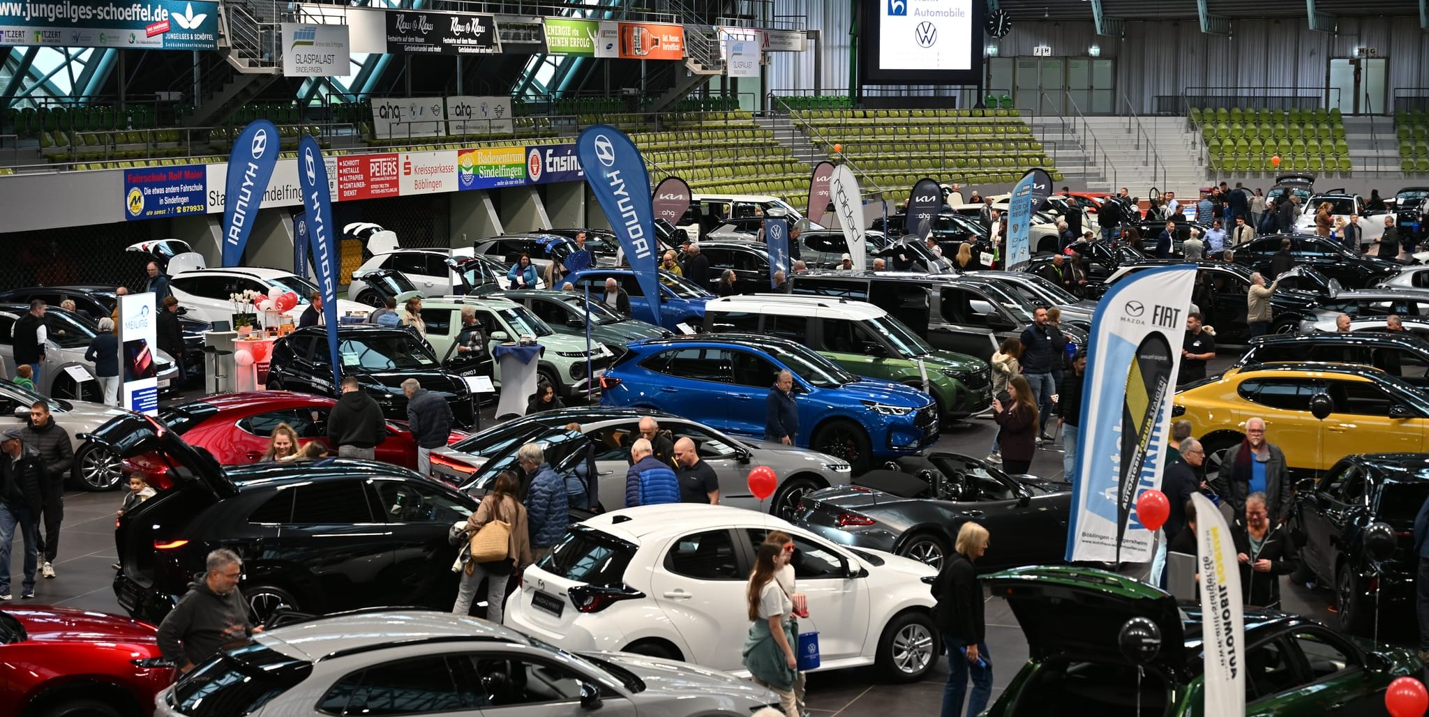 Blick in den Glaspalast auf die Ausstellungsfläche im Innenraum der Laufbahn. Gezeigt werden über 20 Automarken.