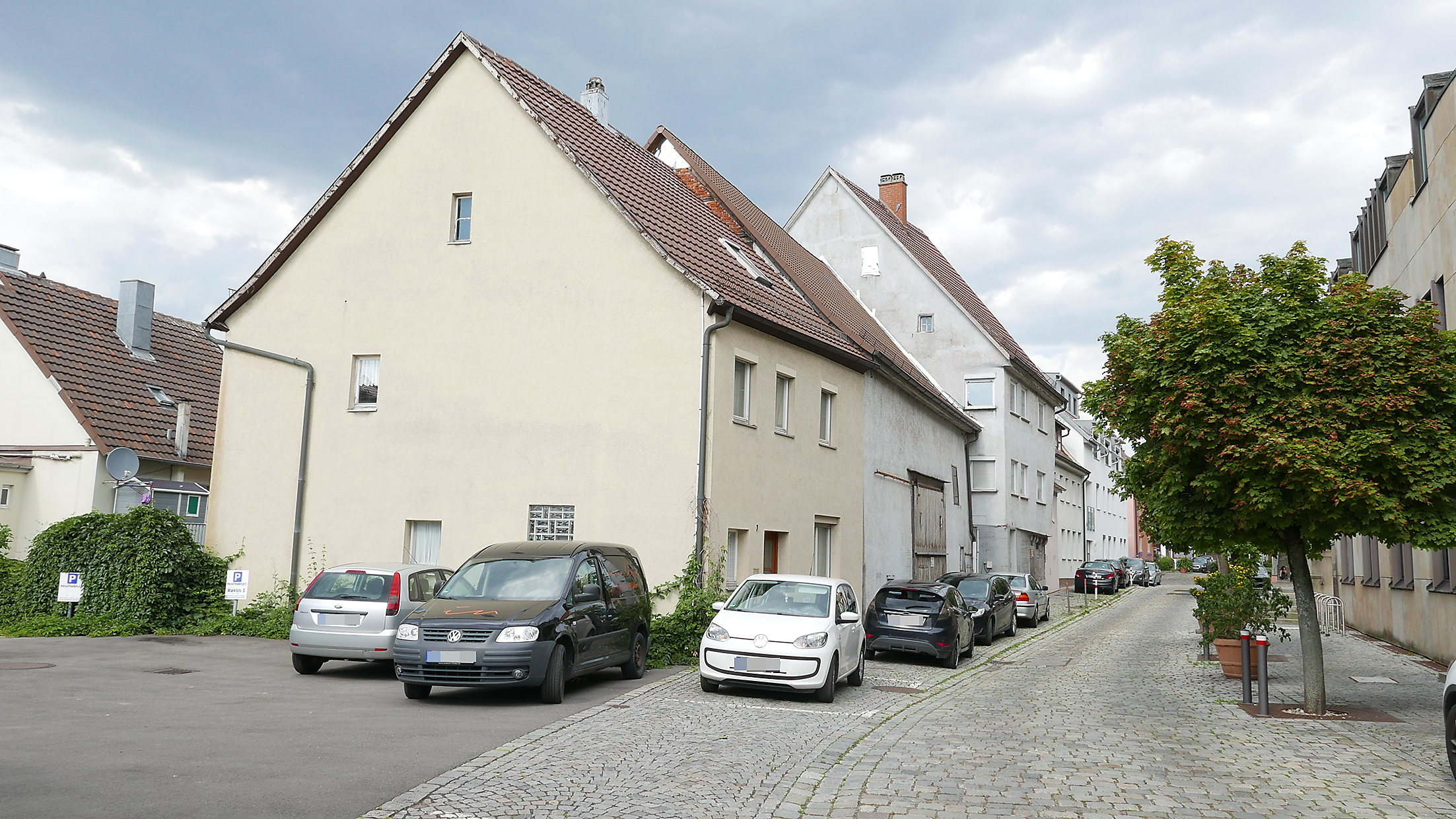 Die beiden alten Ackerbürgerhäuser in der Unteren Gasse 7 und 9 stünden samt Scheune und Parkp0ßlatz für die Böblinger Museumspläne zur Verfügung. Bild: Jung