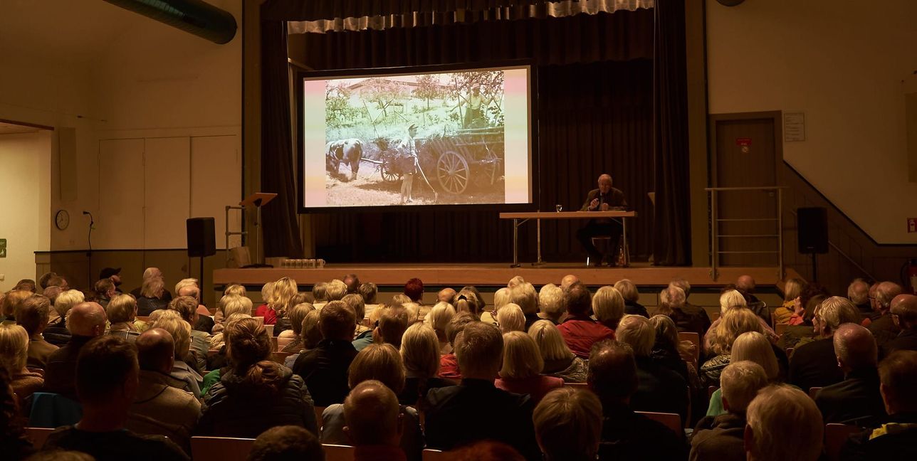 Bestens besuchte Turn- und Festhalle Maichingen beim Vortrag von Walter Arnold.