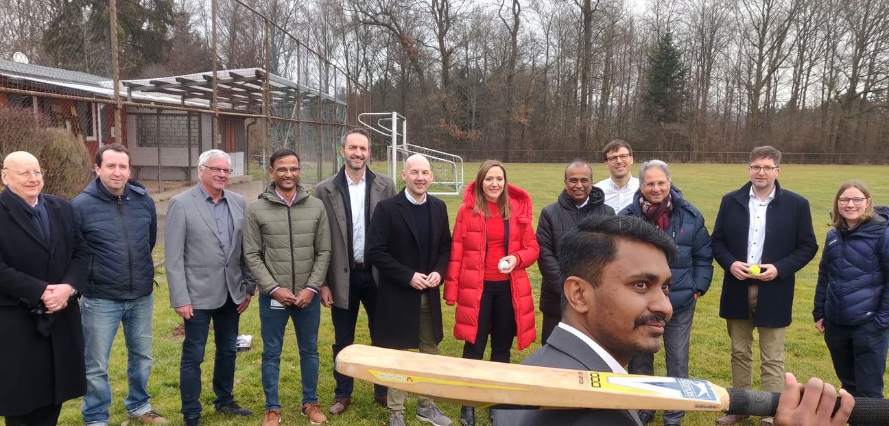 Gemeinsames Gruppenbild auf dem Gelände des TSV Hausen.