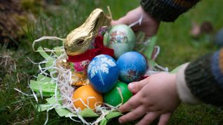 Schoko-Osterhasen sind ein beliebtes Geschenk zum Osterfest. (Archivbild)