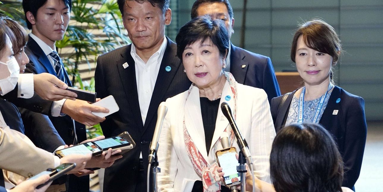 Tokios Gouverneurin Yuriko Koike (Mitte) sorgt sich um die Gesundheit der Arbeitnehmerinnen und Arbeitnehmer.