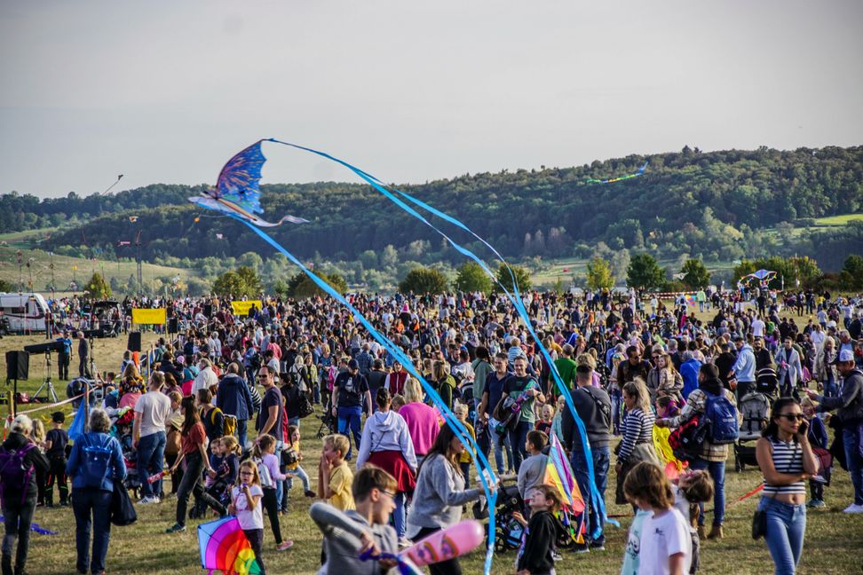 Das Drachenfest in Malmsheim ist bei vielen ein Pflichttermin im Kalender. Angenehmes Herbstwetter mit Sonnenschein lockte viele Besucher auf den Flugplatz. Bild: Dettenmeyer