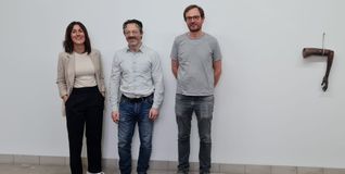 „Unforeseen“ ist der Titel der Doppelausstellung mit Arbeiten von  Gianni Caravaggio und Johannes Wald. Die Eröffnung ist am Samstag, 10. Mai um 18 Uhr. In der Galerie der Stadt Sindelfingen bis zum 14. September: Mo-Fr 10-18 Uhr, Sa+So+Fei 10-17 Uhr, der Eintritt ist frei. Von links: Galerie-Chefin Hannah Eckstein, Gianni Caravaggio und Johannes Wald.