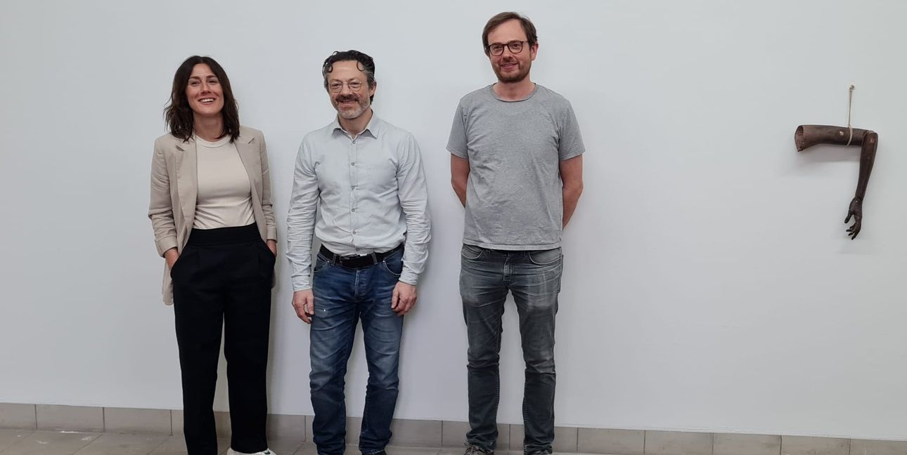 „Unforeseen“ ist der Titel der Doppelausstellung mit Arbeiten von  Gianni Caravaggio und Johannes Wald. Die Eröffnung ist am Samstag, 10. Mai um 18 Uhr. In der Galerie der Stadt Sindelfingen bis zum 14. September: Mo-Fr 10-18 Uhr, Sa+So+Fei 10-17 Uhr, der Eintritt ist frei. Von links: Galerie-Chefin Hannah Eckstein, Gianni Caravaggio und Johannes Wald.