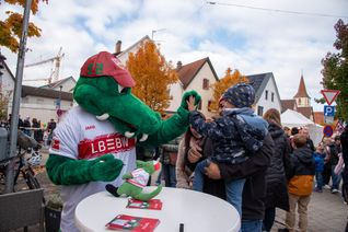 VfB-Maskottchen Fritzle lockt kleine und große Fans an.