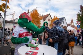 VfB-Maskottchen Fritzle lockt kleine und große Fans an.