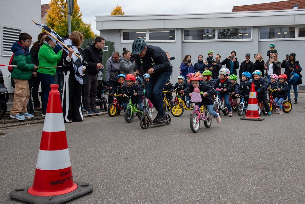 Beim Laufradrennen hatte Carla Wagner (rosa Helm mit Puppe Chiara) einen super Start.