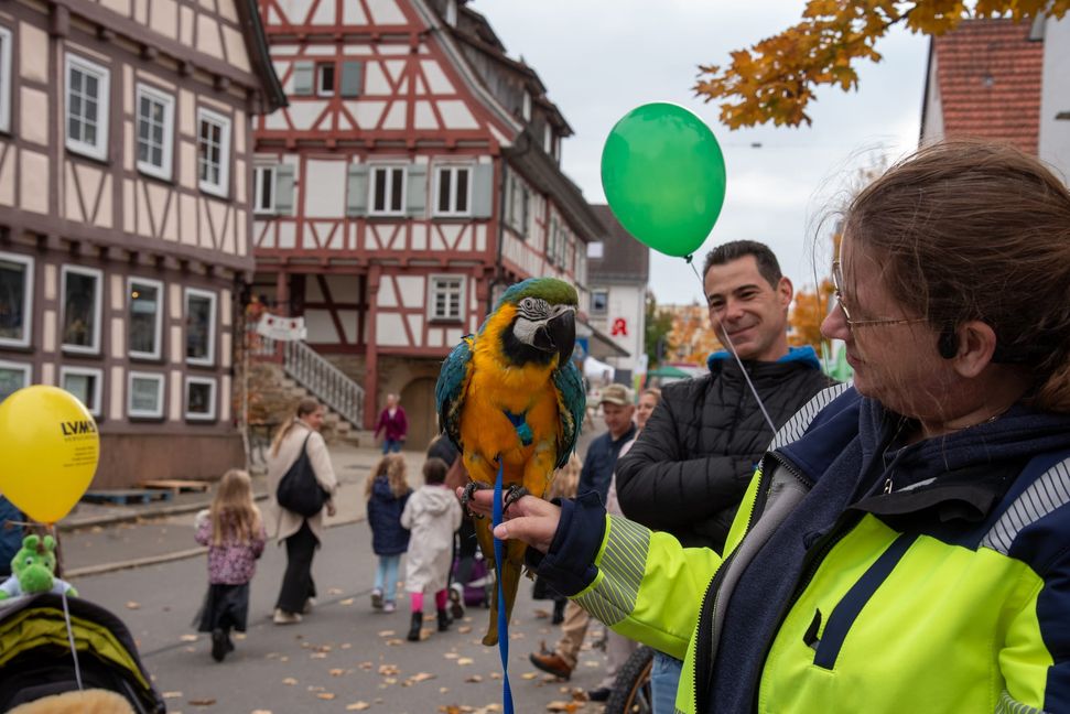 Die Tierrettung Schönbuch informiert mit Ara Pedro über richtige Tierhaltung