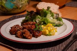 Putenwürfel mit Kiwisoße.