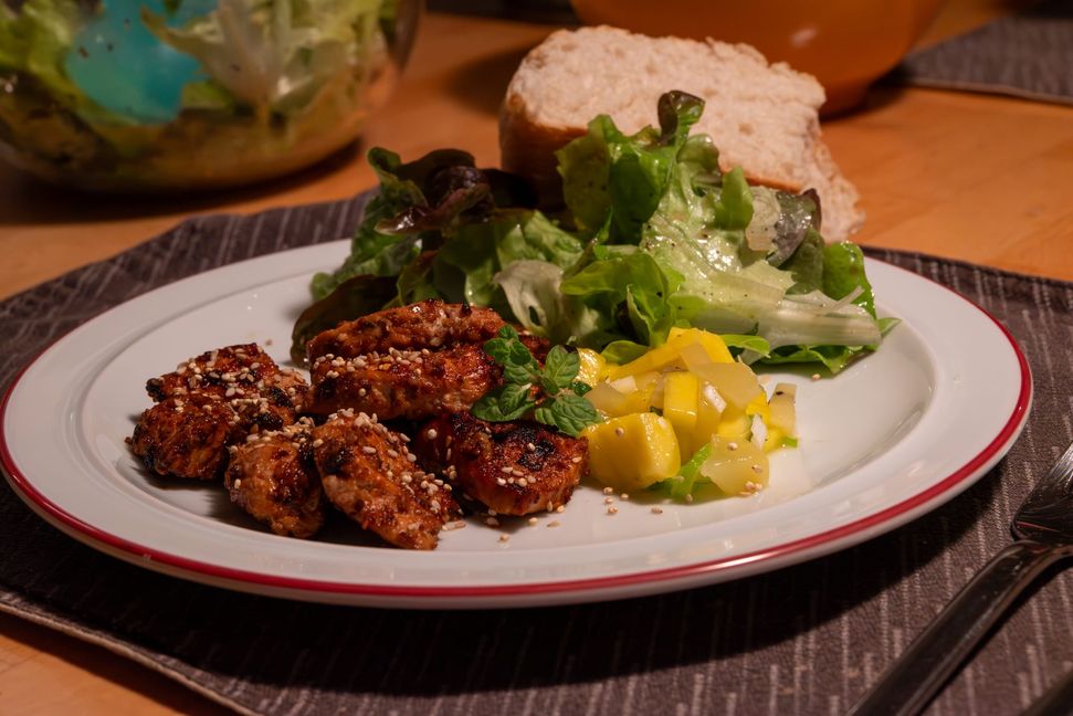 Putenwürfel mit Kiwisoße.