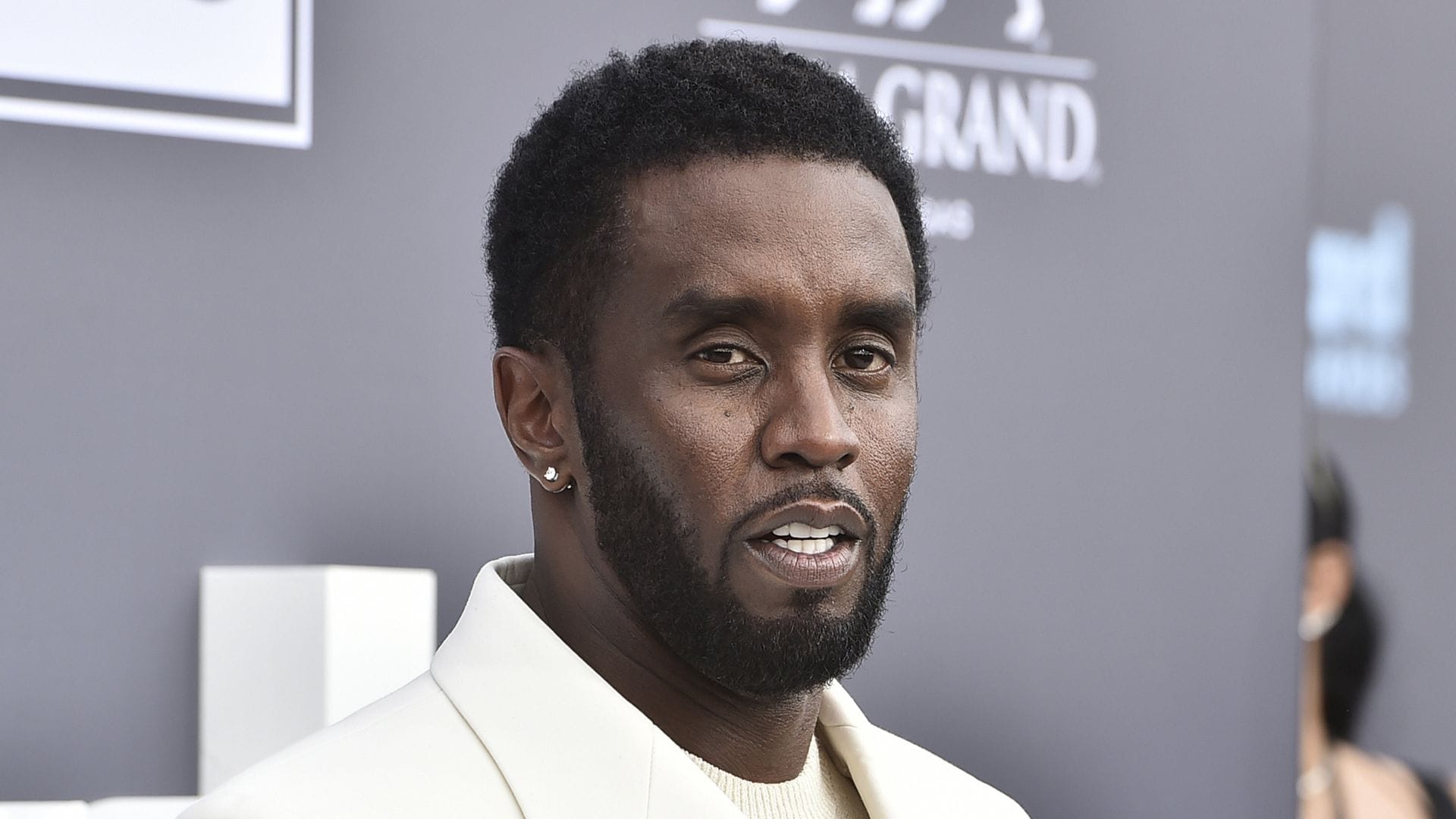 Sean „Diddy“ Combs ist mit schweren Anschuldigungen konfrontiert und sitzt in Untersuchungshaft.