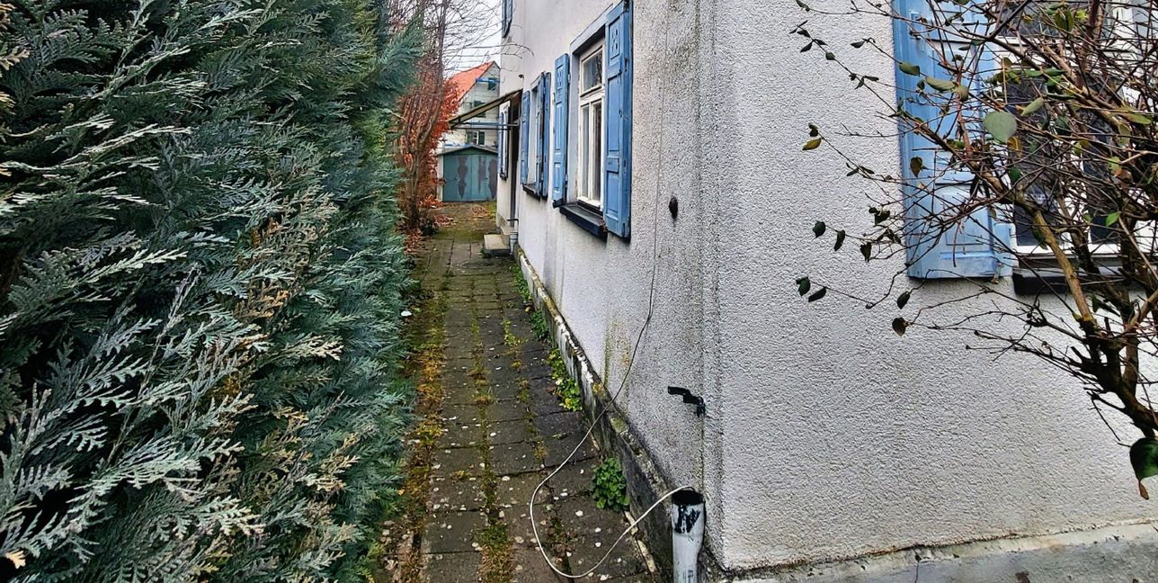Das Bild zeigt die Ecke, an der Diebe eines der drei Fallrohre abgebaut haben.Bild: Fecht
