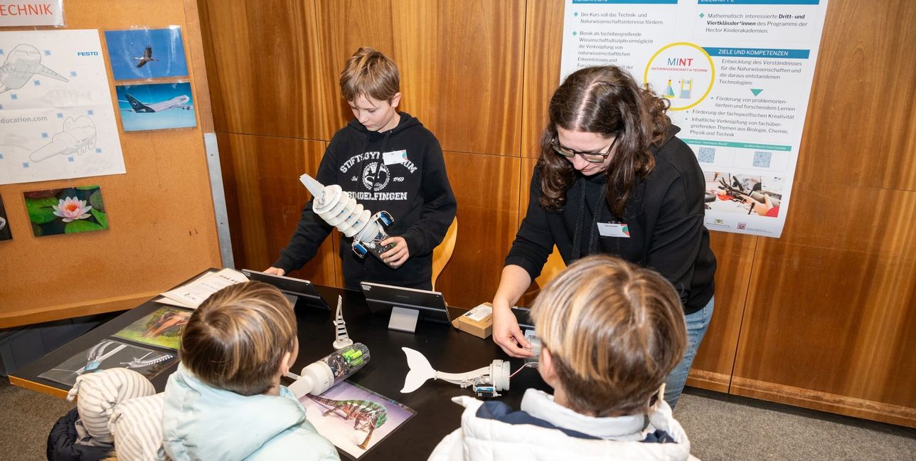 Nils und Laura Wastian zeigen, was die Inhalte im Kurs „Abenteuer Bionik“ sind.Bild: Nüßle