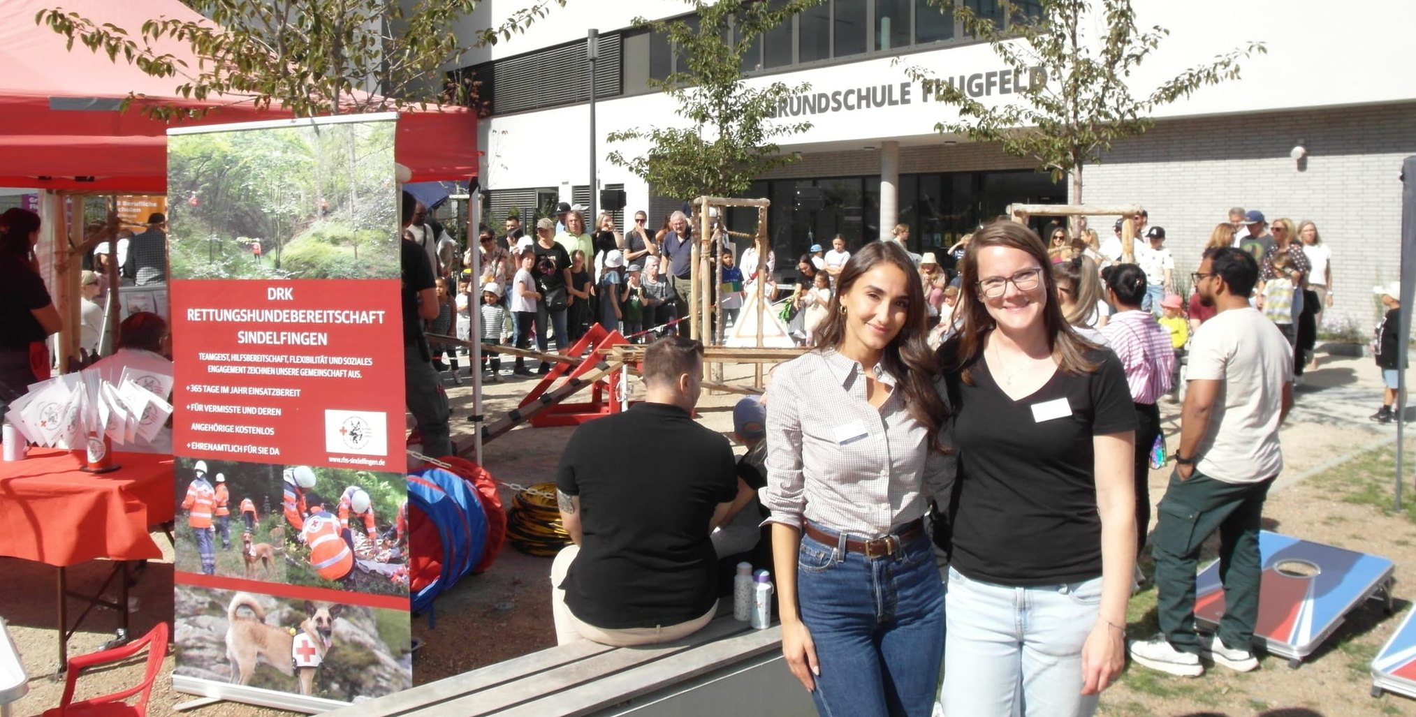 Evin Sevinc und Marita Kealy (von links) freuen sich über die hervorragende Resonanz auf die erste Auflage des Stadtteilfests Flugfeld.