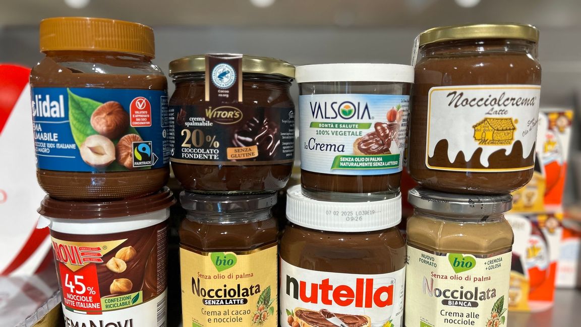 Gläser mit verschiedenen Nuss-Nougat-Aufstrichen in einem italienischen Supermarkt.