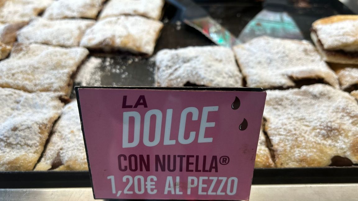 Pizza mit Nuss-Nougat-Aufstrich in einer italienischen Bäckerei.