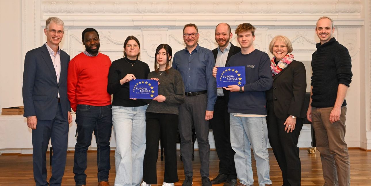 GiPS-Schulleiter Dr. Ulrich Mayer, Lehrer Anthelme Bako, die Deutsch-Französischen Schülerbotschafterinnen Malena Pasewaldt und Zahra Jafari und Abteilungsleiter Christian Sommer und vom GUS Abteilungsleiter Manfred Pretz, Schülersprecher David Jovanov, stellvertretende Schulleiterin Dagmar Berger und Lehrer Benjamin Lauber.