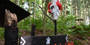Eine der beiden Masken. Auf dem Brett darunter in der Mitte in weißer Farbe das Berserker-Symbol.Bild: Reichert