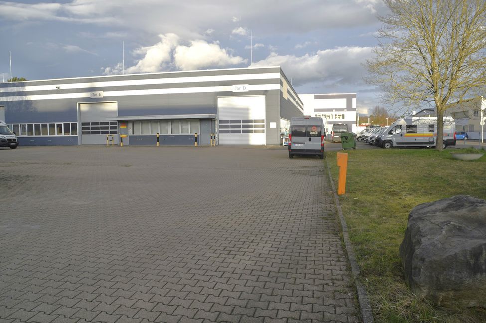 Der Flachbau und die vorgelagerten Stellplätze an der Ecke Nelkenstraße/Steinbrechstraße im Magstadter Gewerbegebiet Ost sollen einem Discounter und einem Drogeriemarkt weichen.