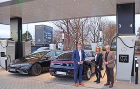 Bei der Eröffnung (von links): Sindelfingens Oberbürgermeister Markus Kleemann, Sara Gielen – Leitung Produktion und Standortverantwortung Werk Sindelfingen und Ergun Lümali – Gesamtbetriebsratsvorsitzender und Betriebsratsvorsitzender am Mercedes-Benz Standort Sindelfingen.