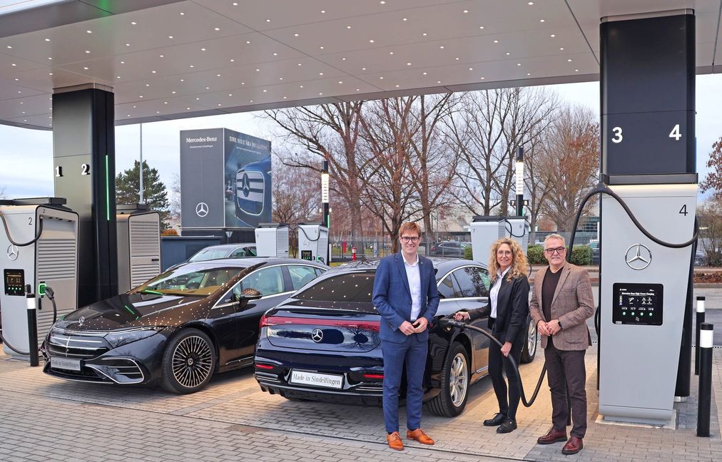 Bei der Eröffnung (von links): Sindelfingens Oberbürgermeister Markus Kleemann, Sara Gielen – Leitung Produktion und Standortverantwortung Werk Sindelfingen und Ergun Lümali – Gesamtbetriebsratsvorsitzender und Betriebsratsvorsitzender am Mercedes-Benz Standort Sindelfingen.