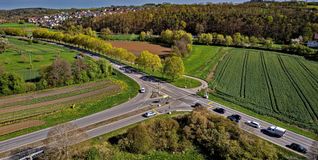 Die Einmündung von der Landesstraße Sindelfingen-Weil der Stadt nach Dätzingen wird derzeit durch Ampeln geregelt. Im Sommer ereignete sich dort ein tödlicher Unfall. Ob ein Kreisverkehr an dieser Stelle entsteht, ist noch nicht entschieden. 	
	Bild: Richter
