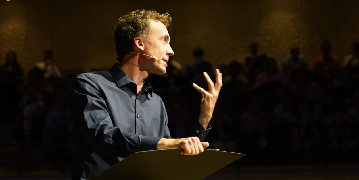 „Wortkünstler“ Timo Brunke gstiert am Samstag zusammen mit Musiker Daniel Kartmann in Weil der Stadt.