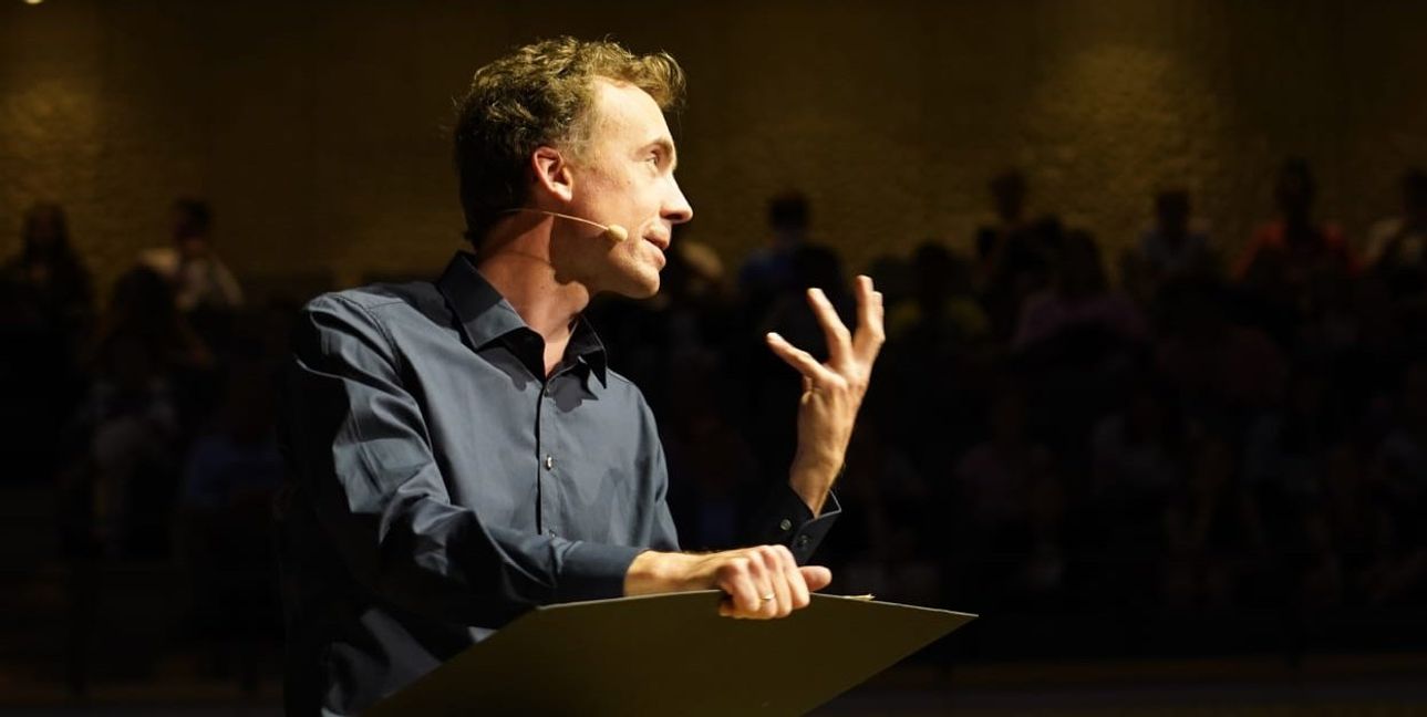 „Wortkünstler“ Timo Brunke gstiert am Samstag zusammen mit Musiker Daniel Kartmann in Weil der Stadt.