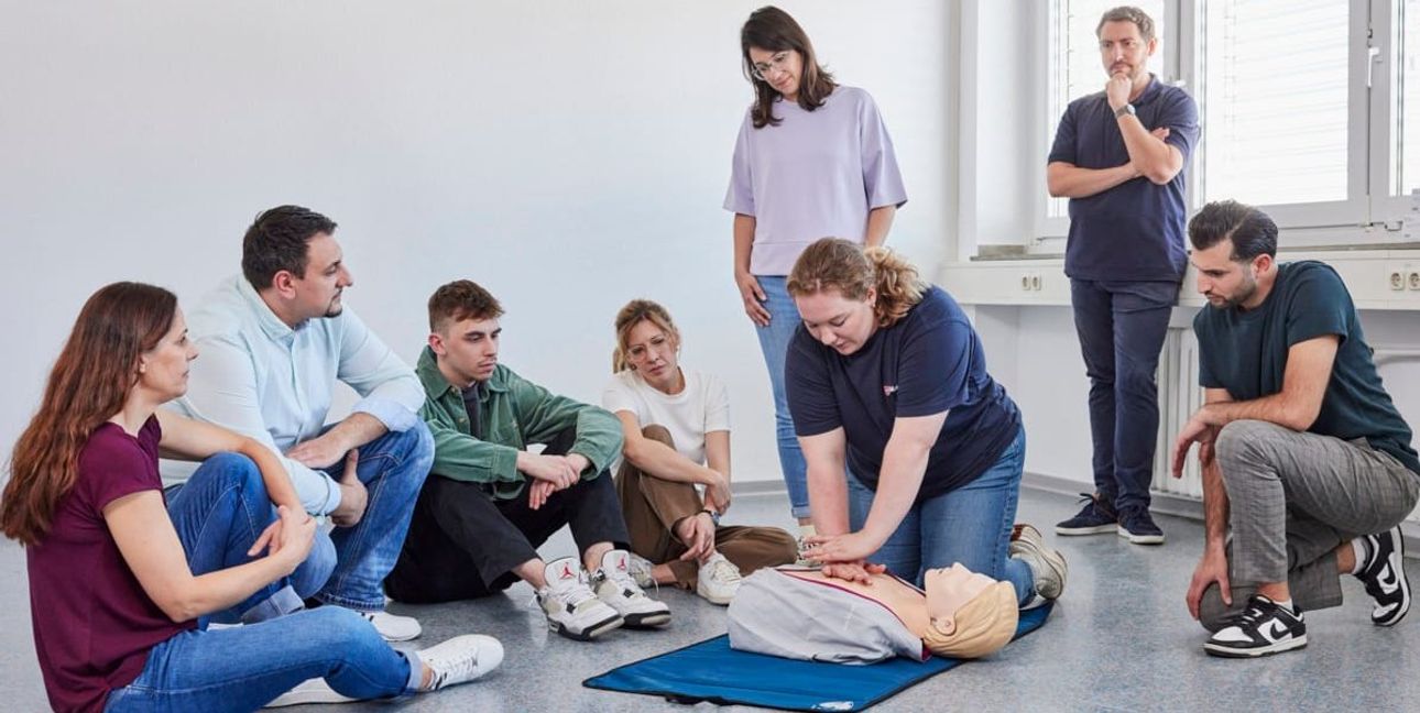 In den Erste-Hilfe-Kursen der Malteser lernen Teilnehmende, im Notfall richtig zu reagieren.