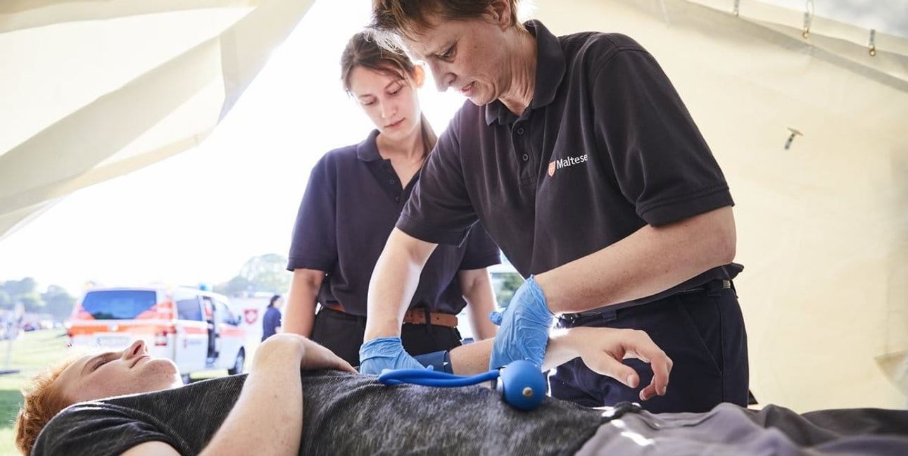 Beim Sanitätsdienst sichern Ehrenamtliche Veranstaltungen ab und leisten Erste Hilfe, wenn es darauf ankommt.