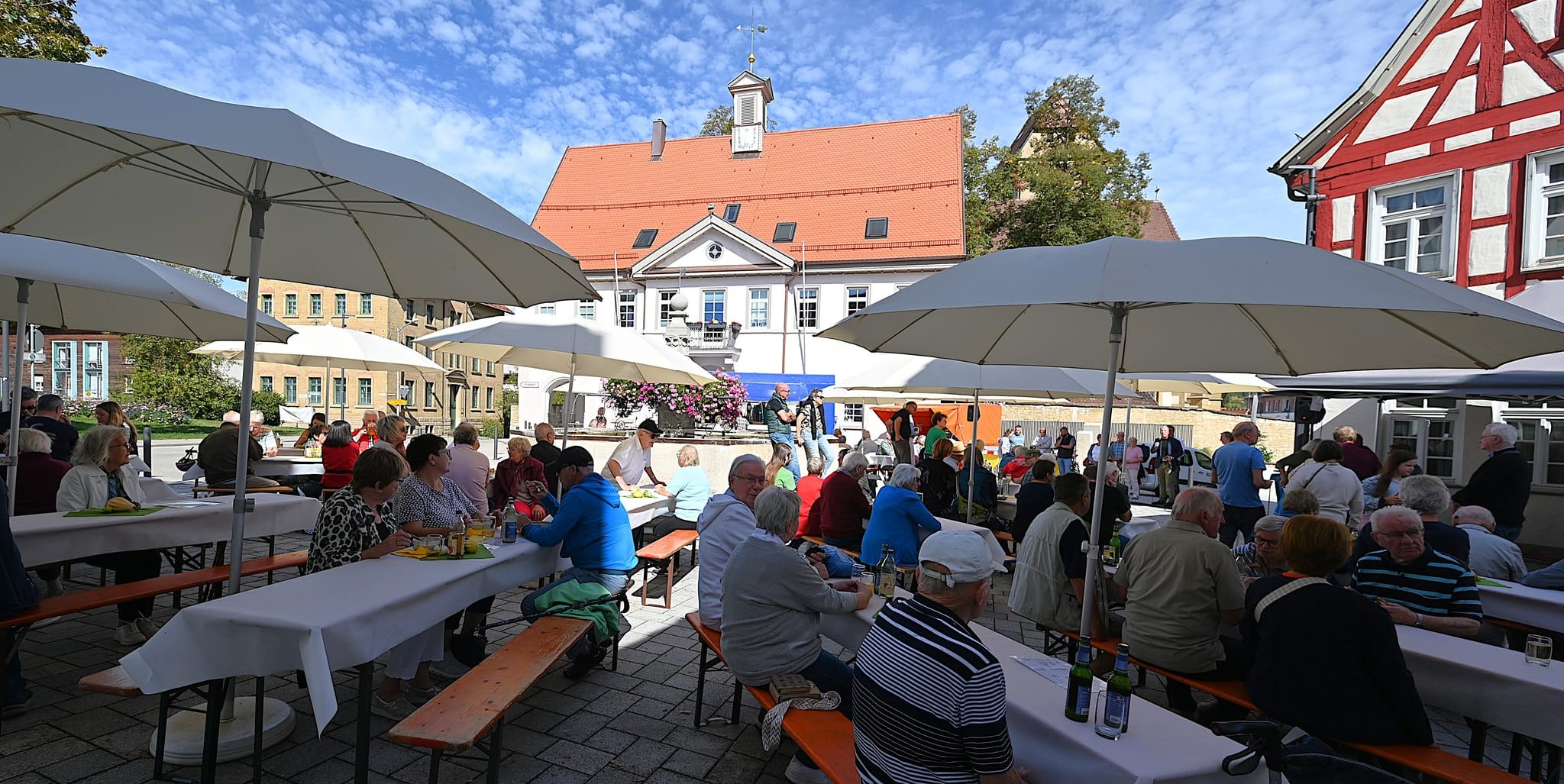 Einweihungshocketse am oberen Marktplatz, im Hintergrund das Neue Rathaus. Bilder: Reichert
