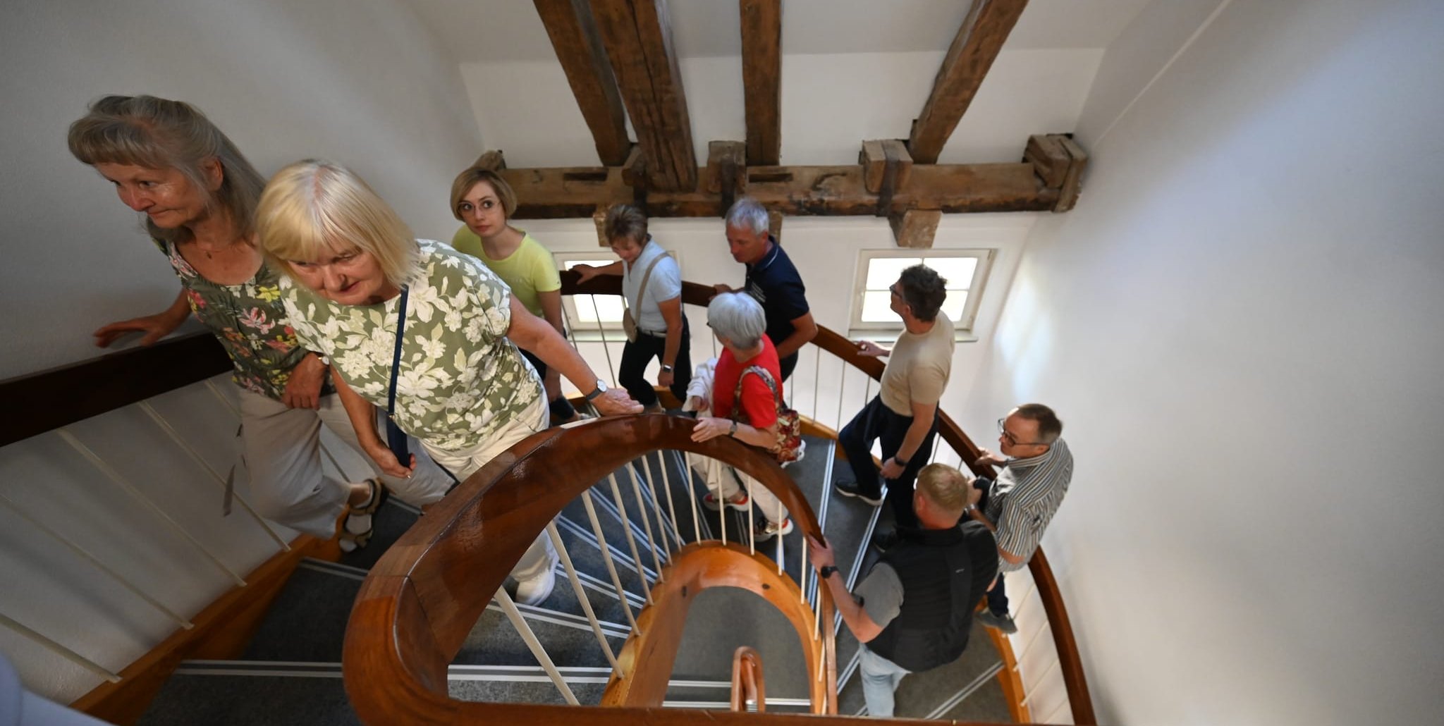 Die Wendeltreppe ins Dachgeschoss. An der Decke des Treppenhauses zu sehen sind Original-Eichenbalken aus dem Jahr 1607.
