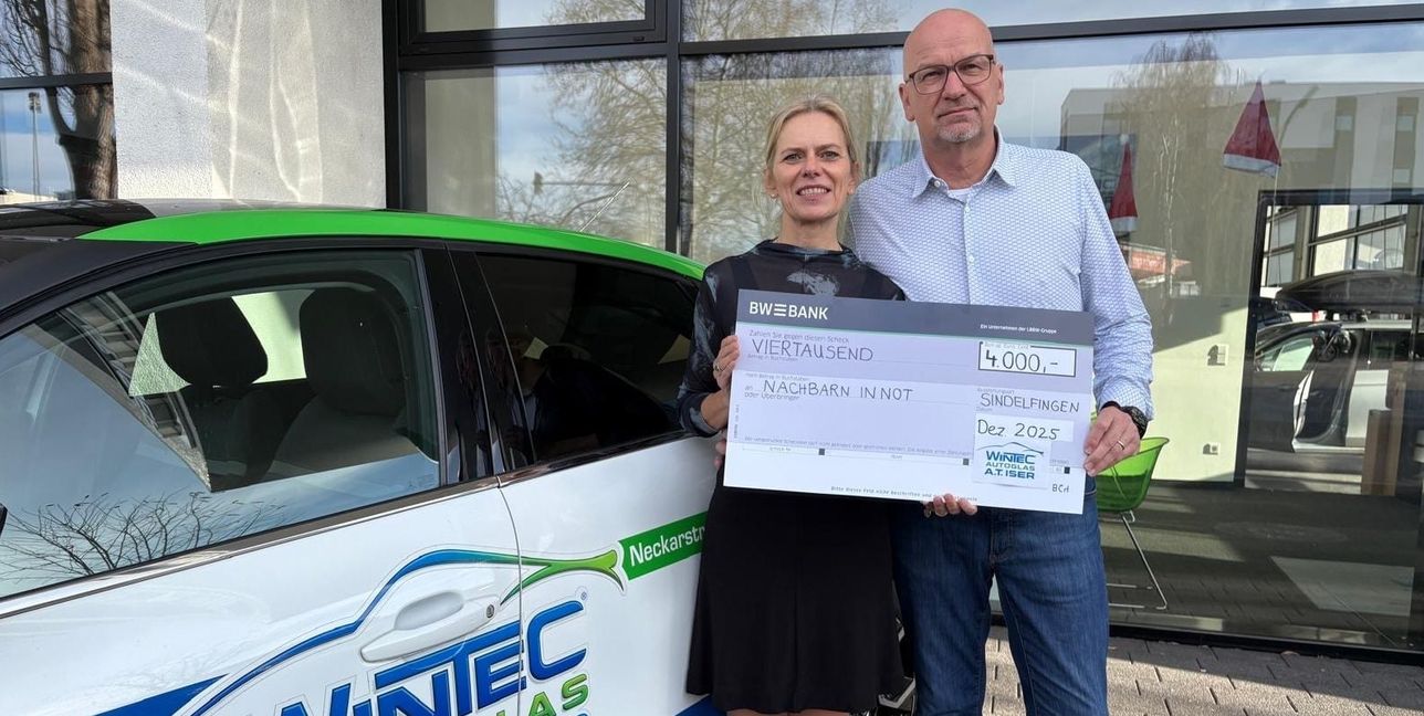 Das SZ/BZ-Bild zeigt Gabriele und Thomas Iser mit dem Spendenscheck.