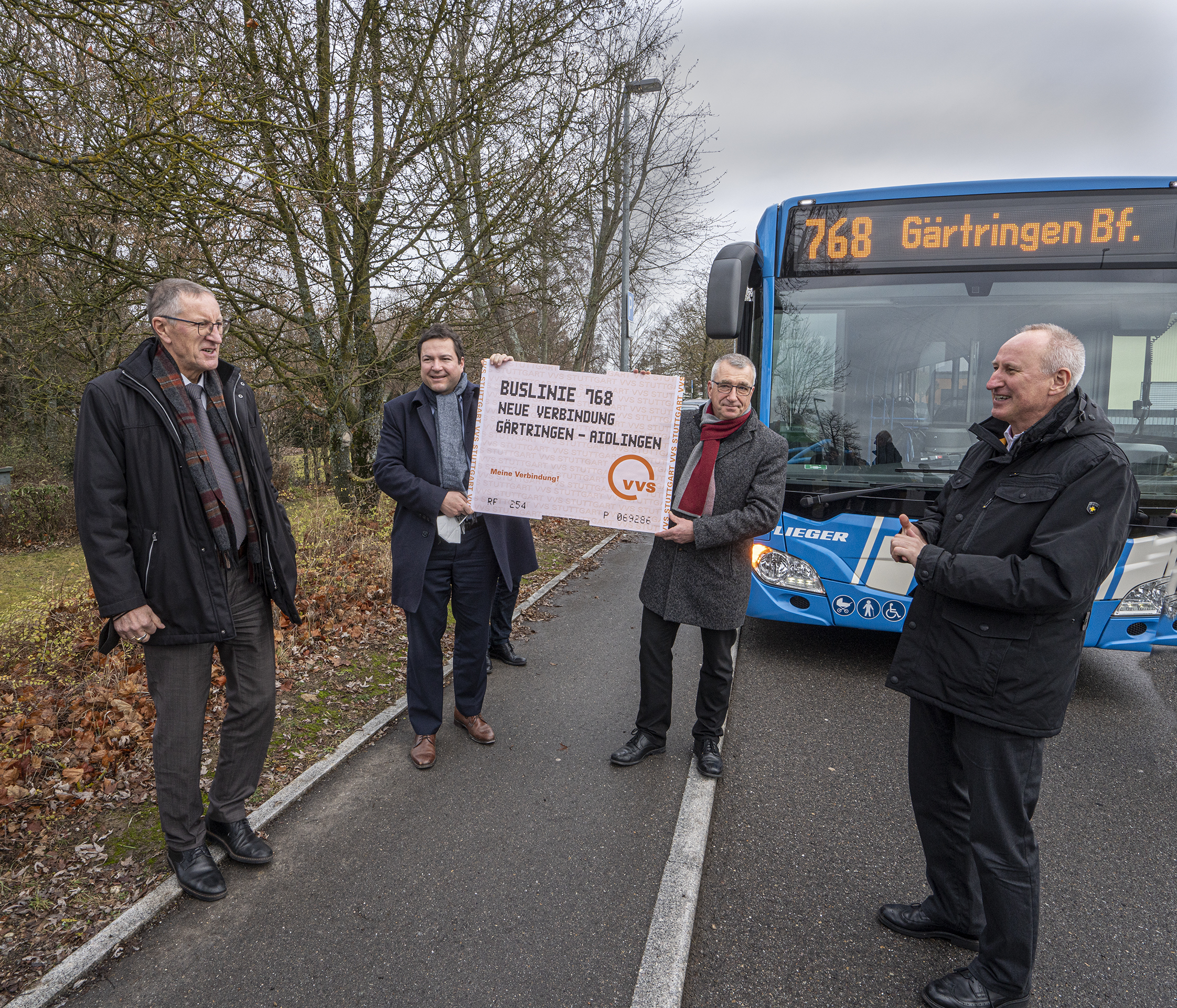 Startschuss für die neue Buslinie Aidlingen-Gärtringen an der Haltestelle „Lammtal“ in Gärtringen. Von links: Landrat Roland Bernhard, die Bürgermeister Thomas Riesch (Gärtringen) und Ekkehard Fauth (Aidlingen) sowie  VVS-Geschäftsführer Horst Stammler.       Bild: Richter