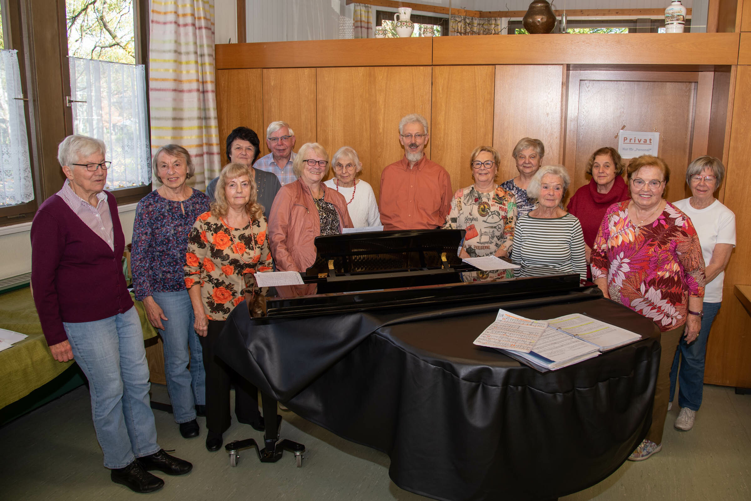 Dirigent Wolfgang Schwarzmeier (Mitte) die Sängerinnen haben viel Freude am gemeinsamen Singen. Bild: Nüßle